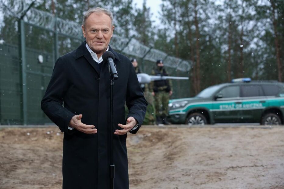 O primeiro-ministro polaco, Donald Tusk, durante uma visita à fronteira com a Bielorrússia