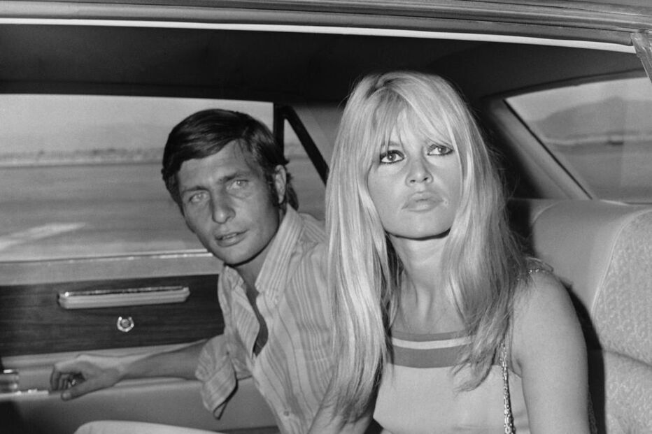 Brigitte Bardot e um homem num carro