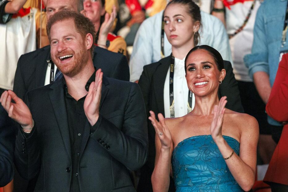 Harry e Meghan assistem a um evento após polémica com a equipa.
