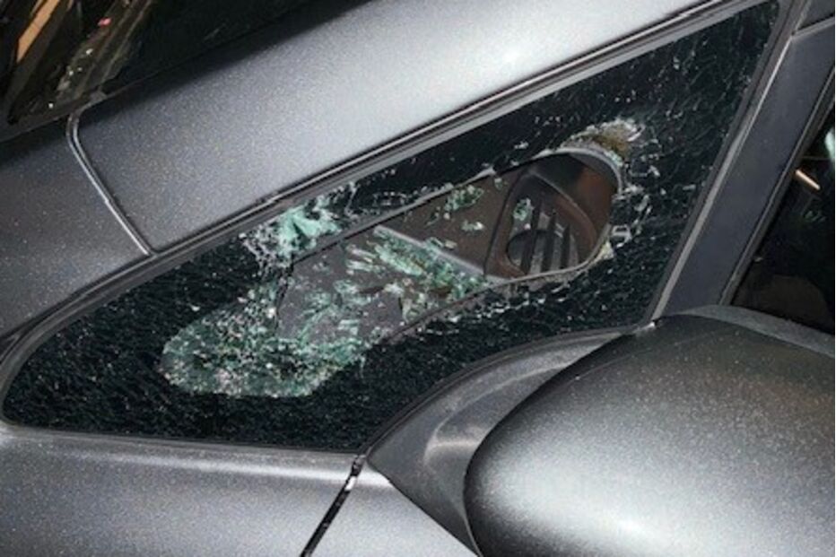 Janela de carro estilhaçada perto do espelho retrovisor