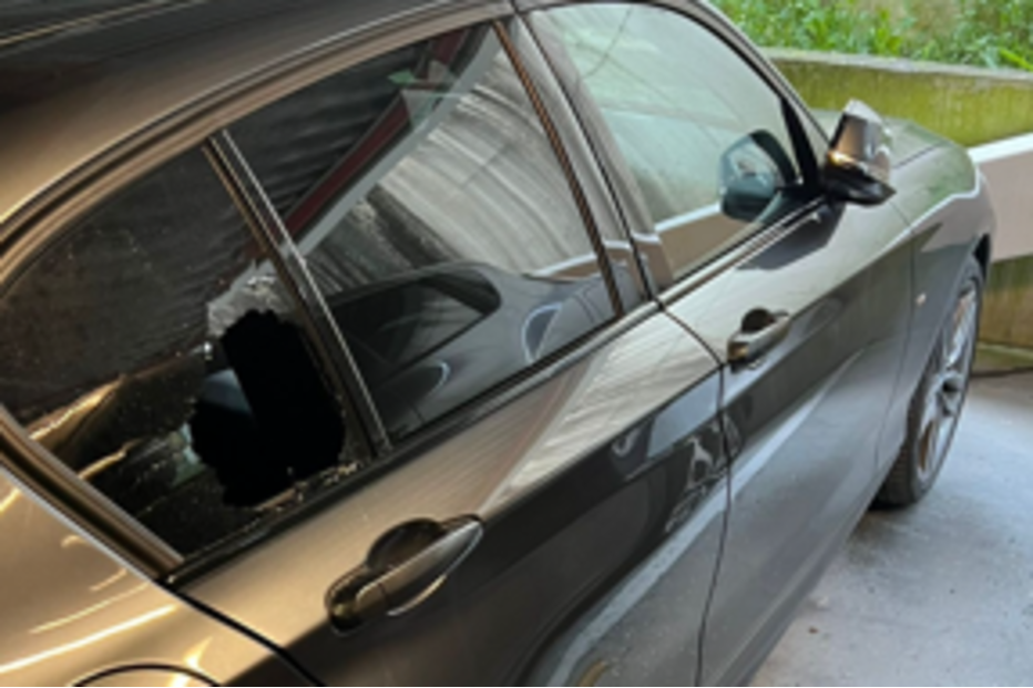 Carro com janela partida expõe possível ato de vandalismo