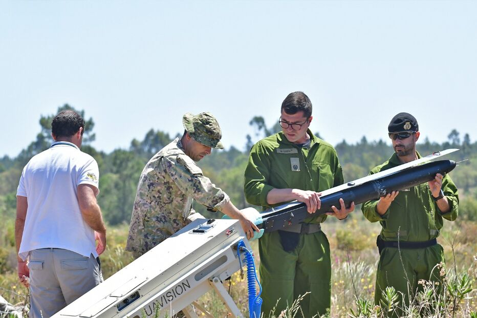 Militares preparam lançamento de drone UAVision