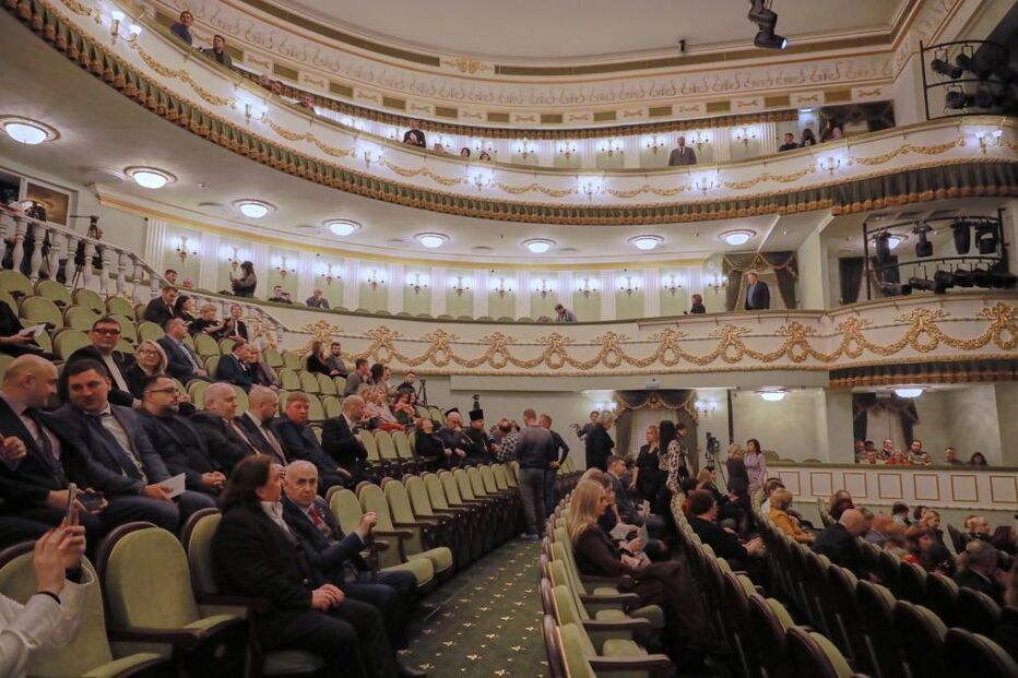 Plateia do teatro de Mariupol, na Rússia, após a reabertura