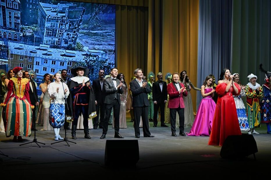 Teatro de Mariupol reabre após ataque, com apresentação e público
