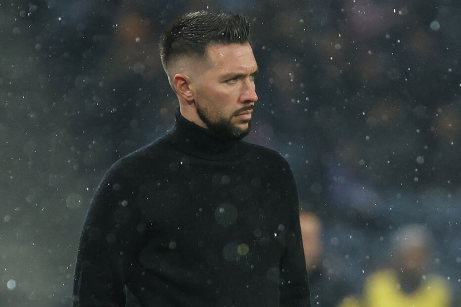 Francesco Farioli reage no banco de suplentes do FC Porto durante o jogo com o E. Amadora