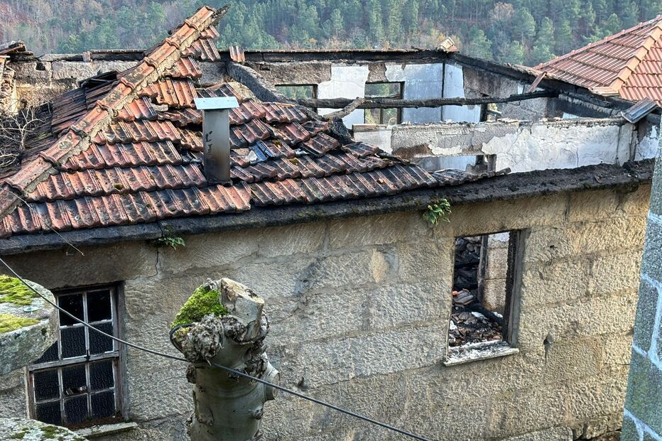 Casa destruída após fogo; filha procura por Albertina, idosa desaparecida.

