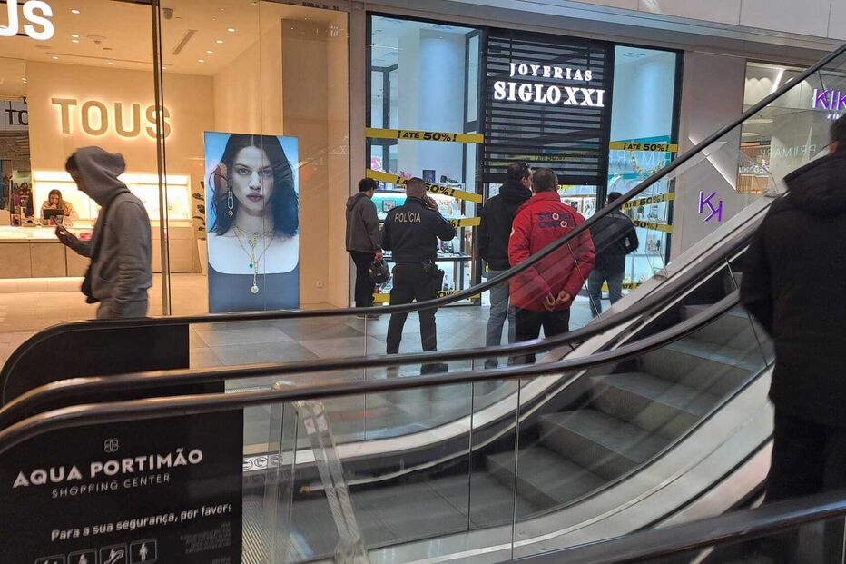 Relojoaria de centro comercial em Portimão assaltada