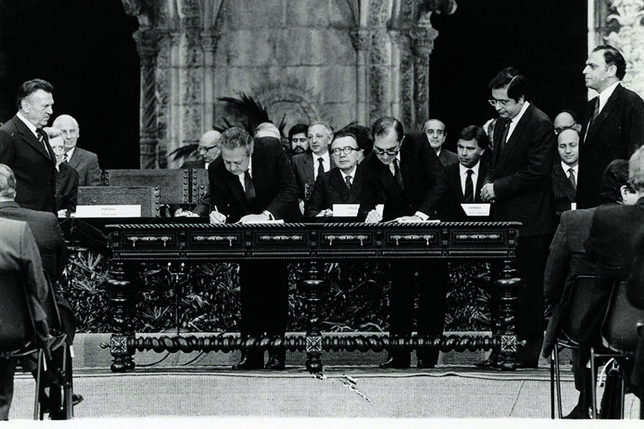 Foi Mário Soares, na altura primeiro-ministro, que assinou o Tratado de Adesão de Portugal à CEE. Rui Machete tinha a pasta de  vice-primeiro-ministro e Jaime Gama era ministro dos Negócios Estrangeiros.