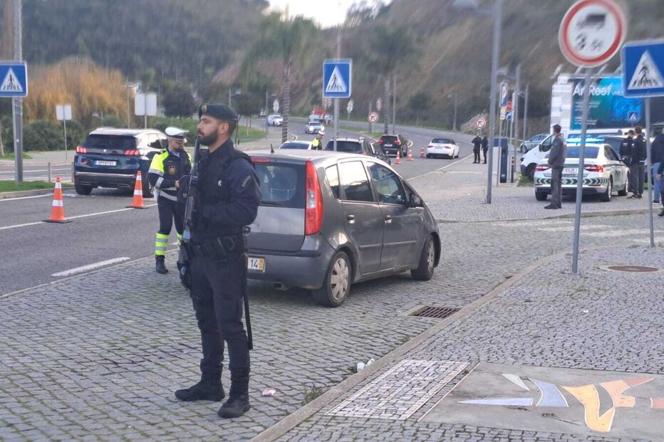 GNR controla entradas em Albufeira e apanha condutor a fumar canábis enquanto conduzia