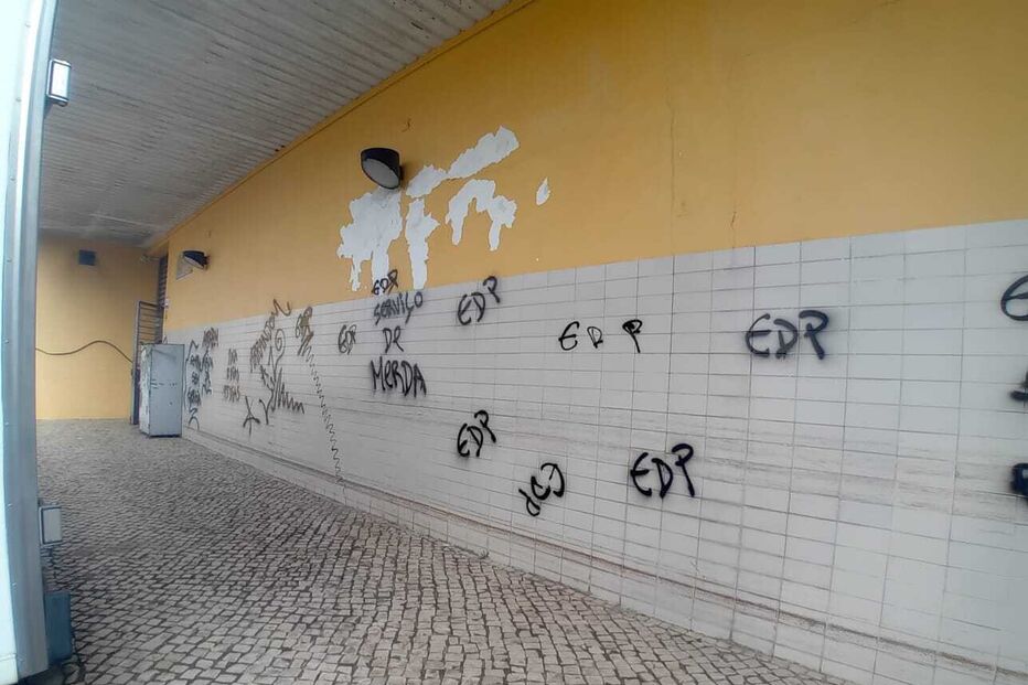Edifício da Junta de Freguesia de Ferro vandalizado devido aos constantes cortes de luz