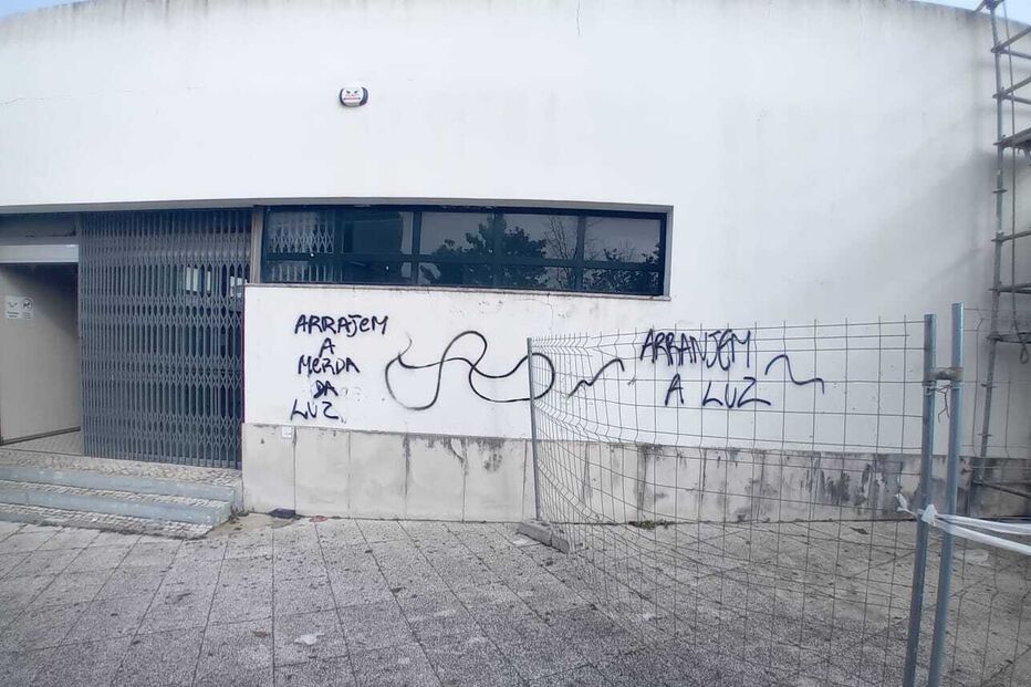 Edifício da Junta de Freguesia de Ferro vandalizado devido aos constantes cortes de luz