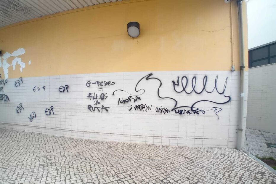 Edifício da Junta de Freguesia de Ferro vandalizado devido aos constantes cortes de luz