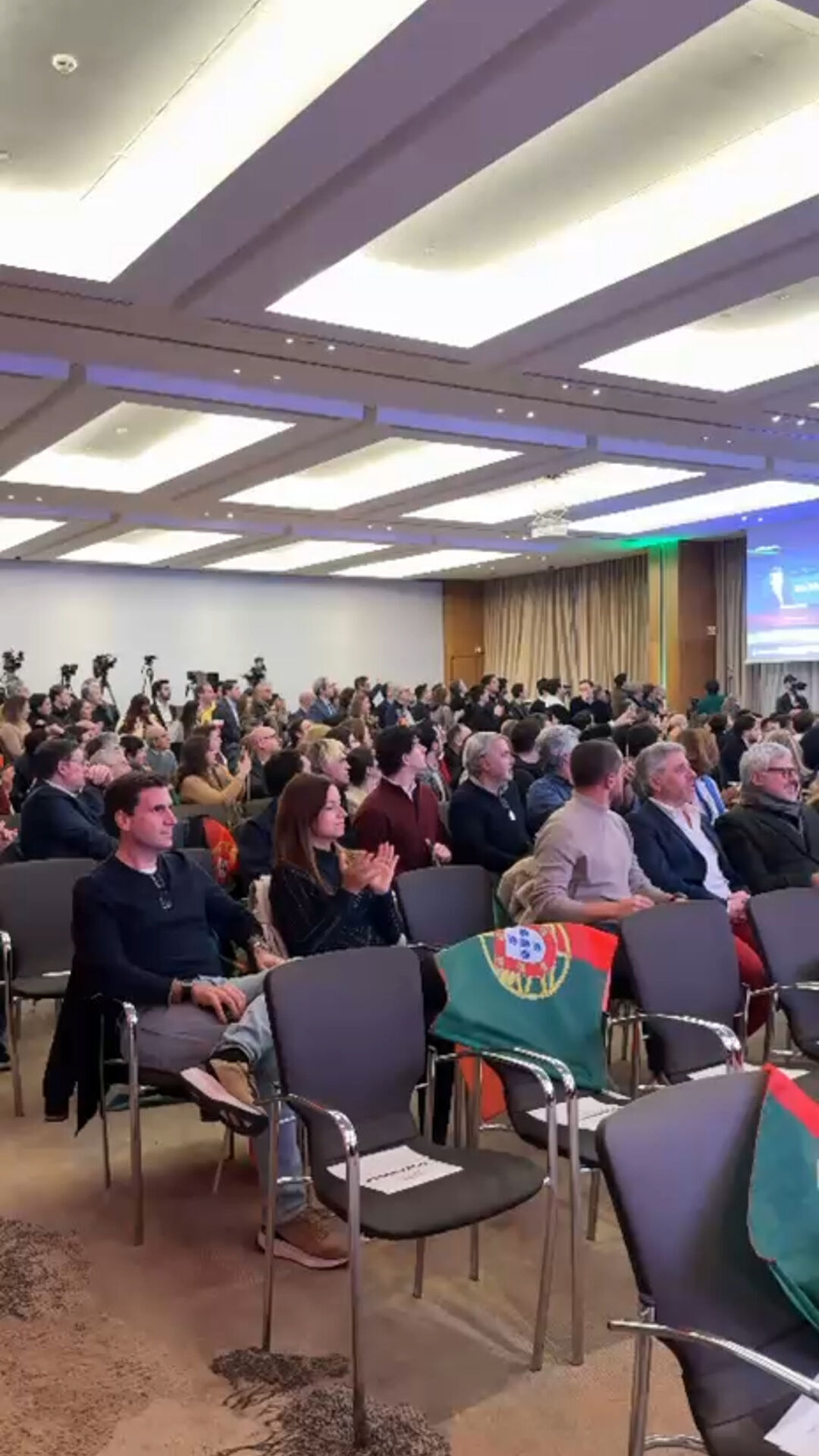 Sala ao rubro assim que se percebeu que Seguro seria um potencial vencedor contra André Ventura