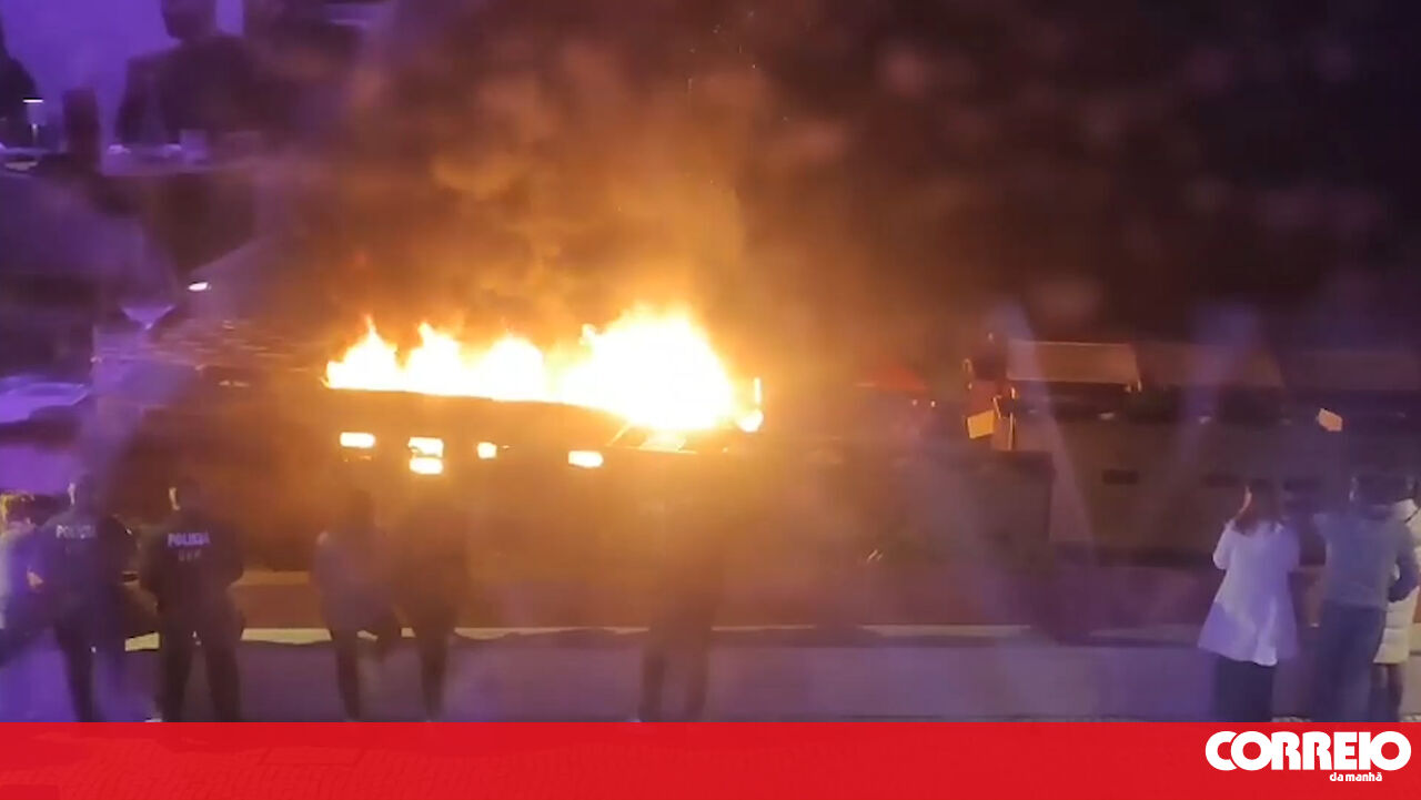 Fire partially destroys restaurant on Praia da Rocha in Portimão