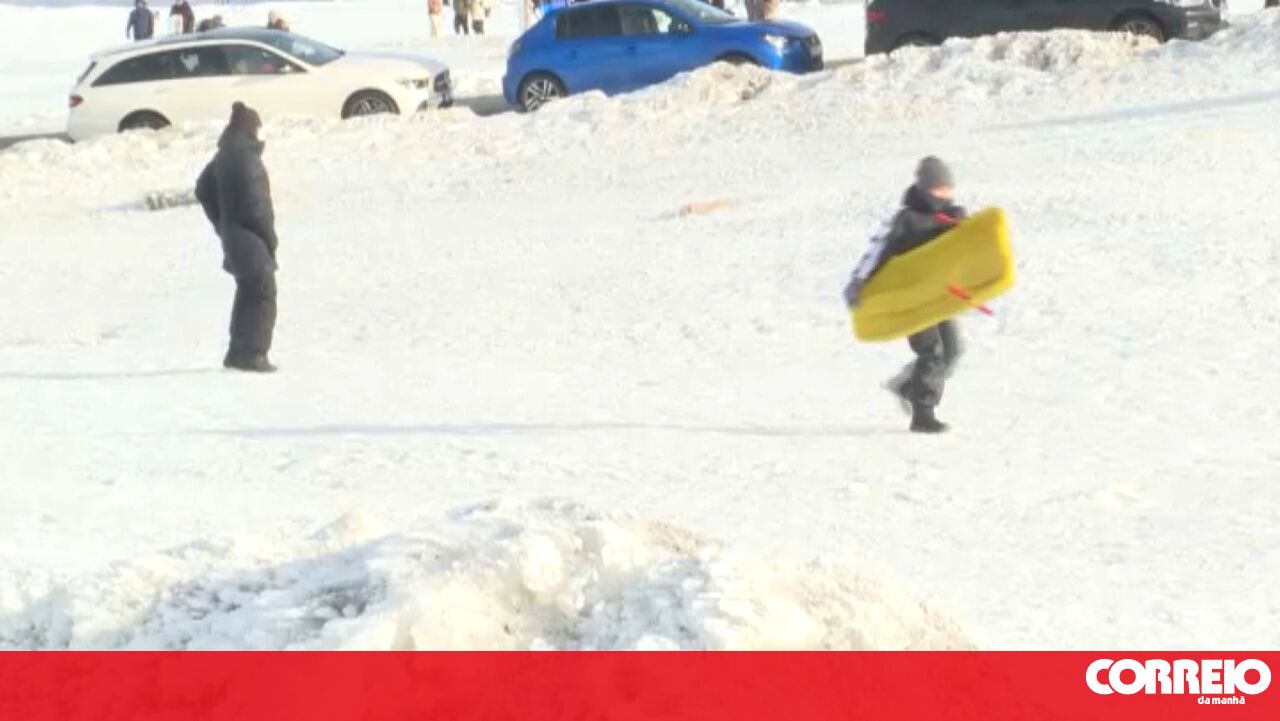 Sun draws thousands to Serra da Estrela's white blanket
