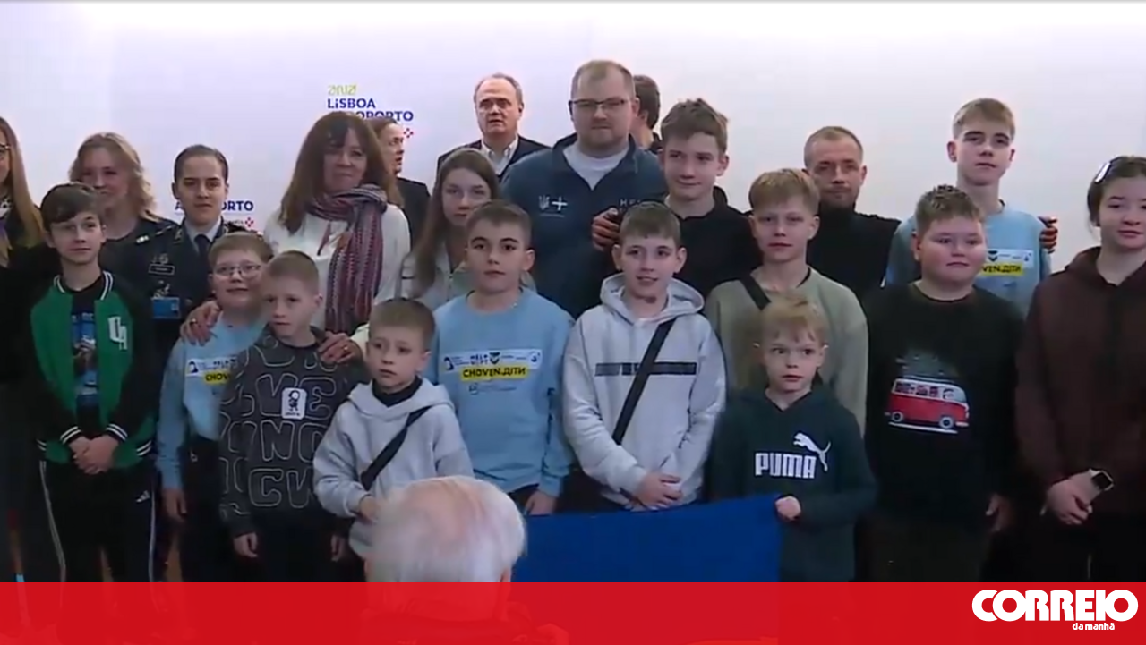 Justice minister welcomes Ukrainian mothers and children at Lisbon airport