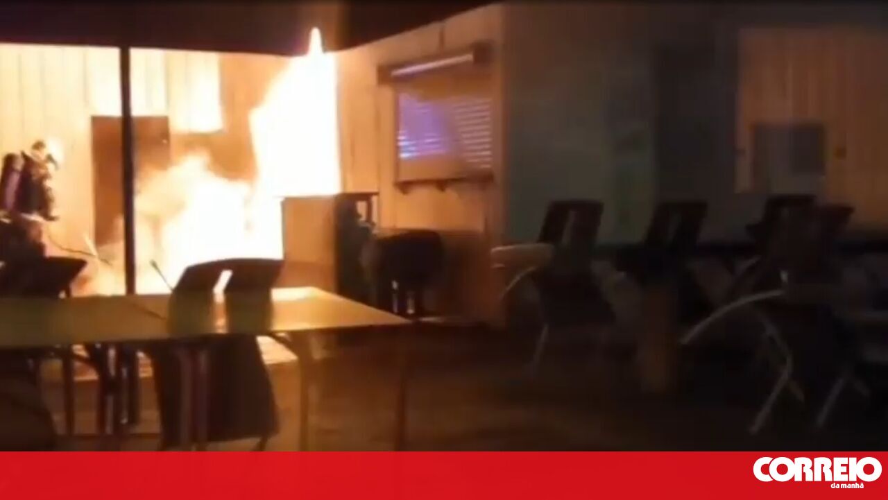 Fire partially destroys restaurant at Praia da Rocha in Portimão