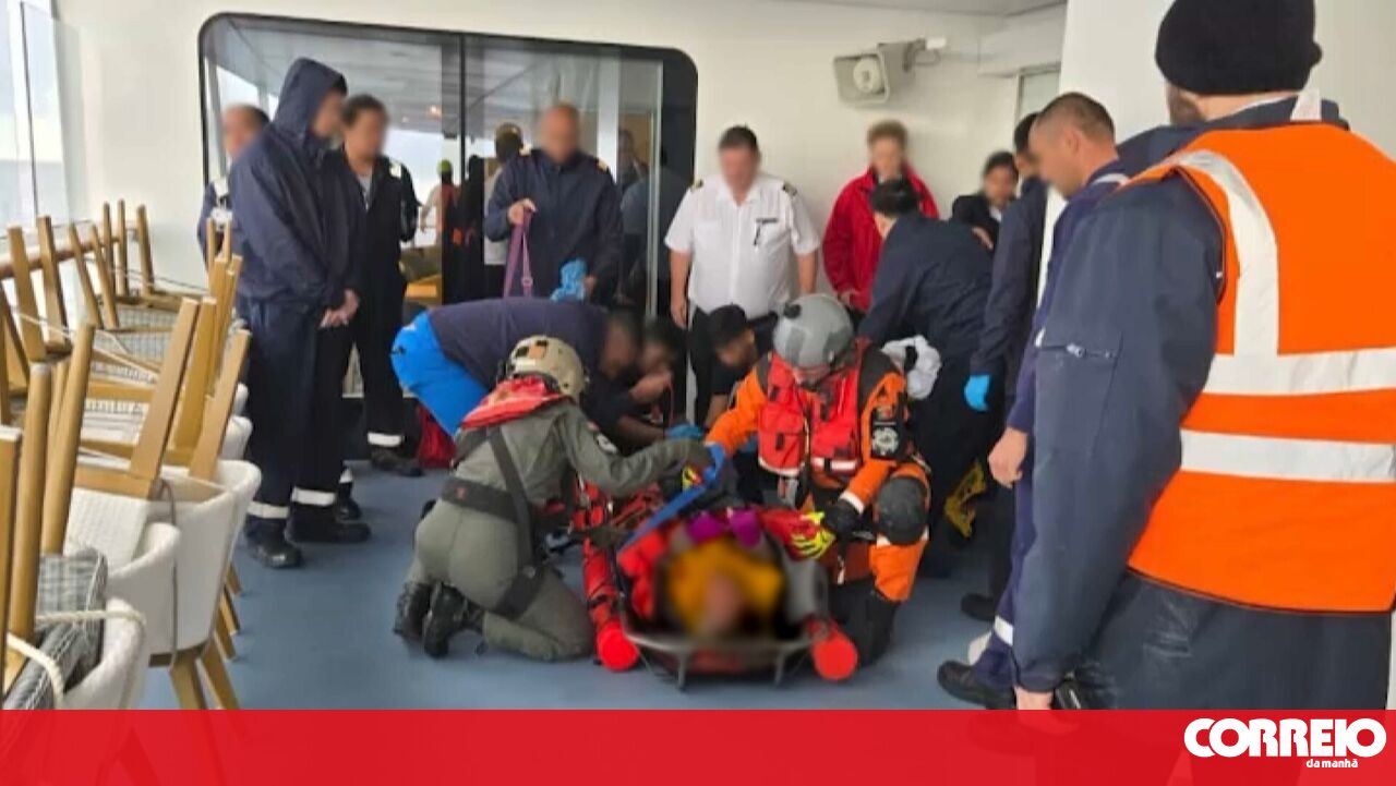 86-year-old woman rescued by helicopter after fall aboard cruise ship in Peniche
