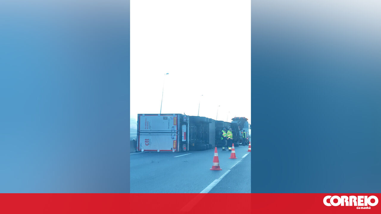 Lorry overturns on Vasco da Gama Bridge