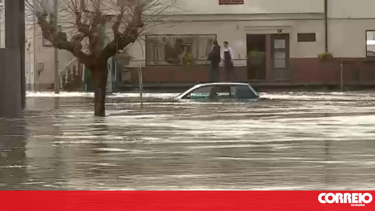 Prefabricated homes completely destroyed due to bad weather in Sobral de Monte Agraço