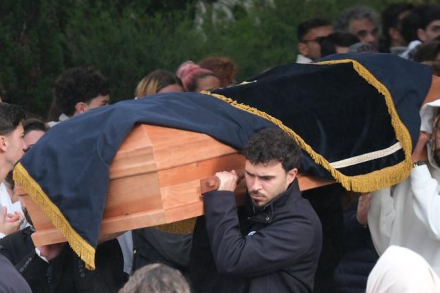 Veja as imagens do último adeus a Maycon Douglas: emoção tomou conta de  familiares e amigos - Últimas - Correio da Manhã