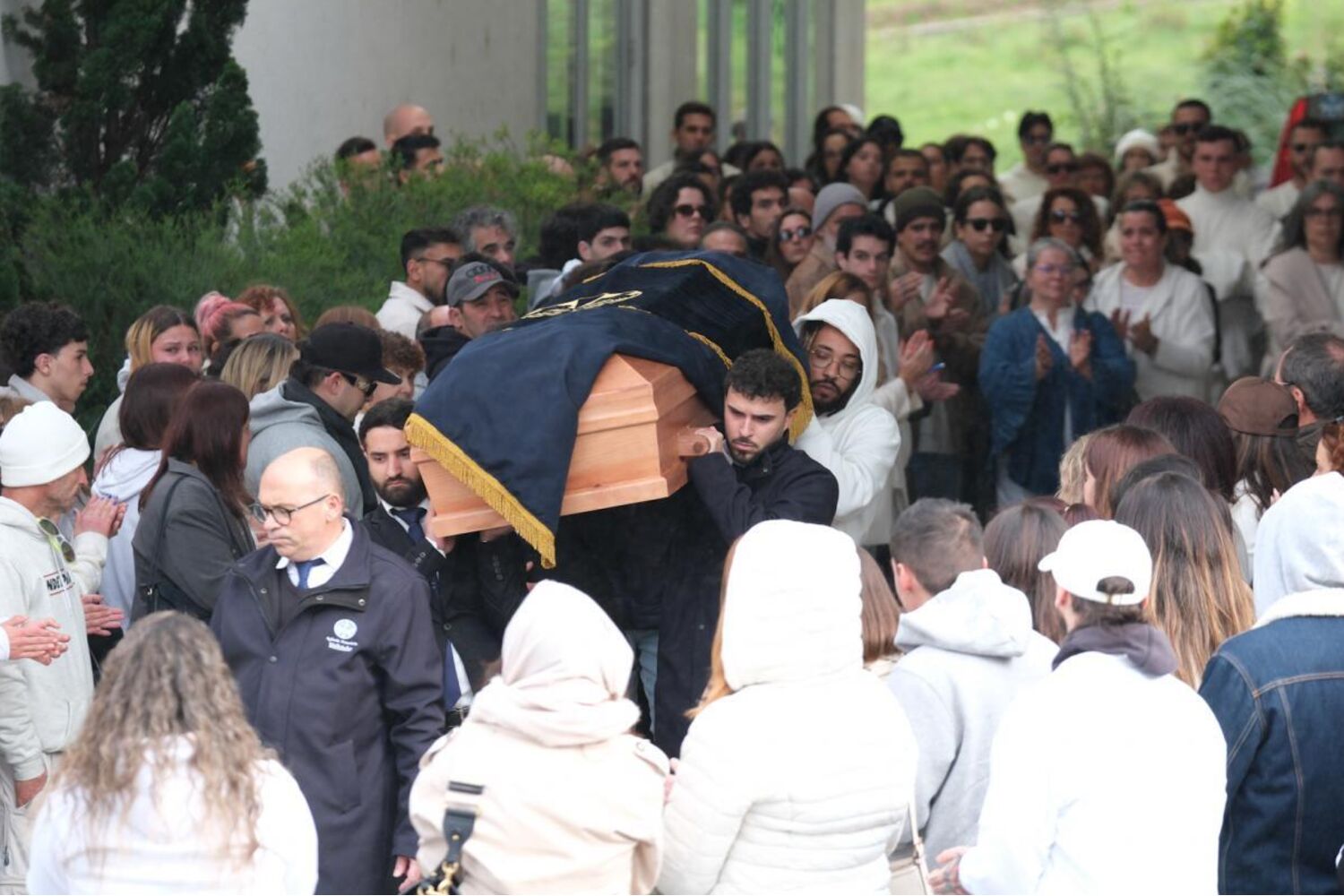 Veja as imagens do último adeus a Maycon Douglas: emoção tomou ...