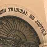 Procurador corrupto reza na cadeia por perdão