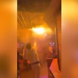 Novas imagens mostram jovem a tentar apagar incêndio e momentos de pânico após fogo alastrar em bar na Suíça