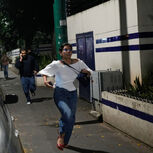 Pessoas correm após serem ouvidas explosões na capital da Venezuela