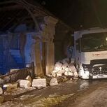 Camião português destrói casa e quase cai num rio