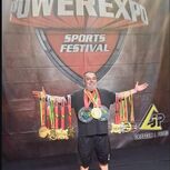 António Guerreiro exibe as medalhas dos campeões que ajudou