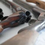 Oficial de justiça está acusado de vender armas no mercado negro