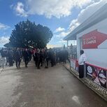 Adeptos cercam centro de estágios do Benfica e exigem falar com a direção