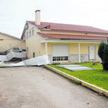 Pintor estava com o pai a tentar salvar o anexo da vivenda, quando foi atingido por um painel sanduíche  