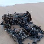 Destroços de carro na praia