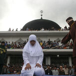 Mulher açoitada em frente a uma mesquita em Banda Aceh, Indonésia