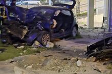 Carro em despiste invade jardim de moradia