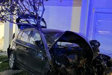 Carro em despiste invade jardim de moradia