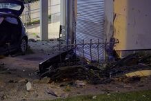 Carro em despiste invade jardim de moradia