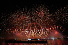 Fogo de artifício ilumina o céu em Londres