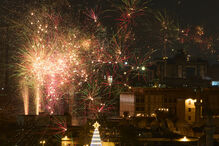 Fogo de artifício ilumina o céu em Bagdá, no Iraque, durante as celebrações de Ano Novo