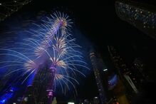 Fogo de artifício lançado do edifício mais alto do mundo, o Burj Khalifa, no Dubai 