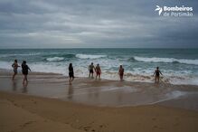 Bombeiros de Portimão despiram a farda e foram ao banho no primeiro dia do ano na praia do Vau