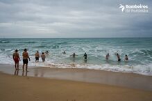 Bombeiros de Portimão despiram a farda e foram ao banho no primeiro dia do ano na praia do Vau