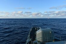 Vista de um navio no mar com outro navio ao longe