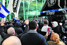 Euforia na partida do FC Porto: Mais de 200 adeptos foram ao aeroporto apoiar equipa