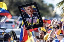 Venezuelanos festejam destituição do presidente Nicolás Maduro