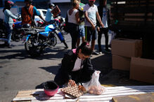 Comércio de ovos na Venezuela, após tensão política em Caracas