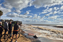 O mar avança na praia de Quarteira e ameaça restaurante e edifícios