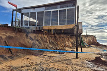 Quarteira: Erosão costeira ameaça restaurante e edifícios na zona da praia de Forte Novo
